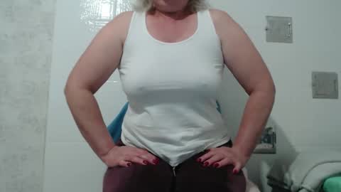 Snapshot of seniorita333 chatting on 11/25/25, 09:20 Lenna online show from 11/25/25, 09:20