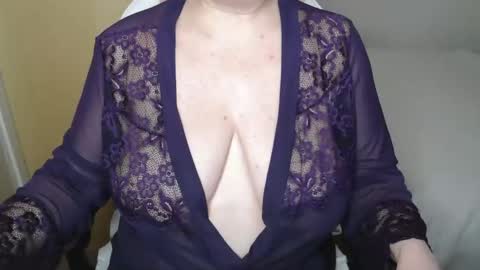 Snapshot of sensual_cris chatting on 10/24/25, 02:02 CRIS  online show from 10/24/25, 02:02
