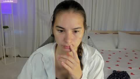 Snapshot of seraphineclark chatting on 10/06/25, 02:20 Seraphine online show from 10/06/25, 02:20