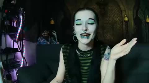 Seraphin Munster online show from 10/23/25, 04:39