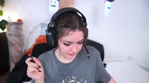 Snapshot of serareads chatting on 10/28/25, 02:09 SeraReads online show from 10/28/25, 02:09