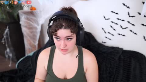 Snapshot of serareads chatting on 10/29/25, 03:03 SeraReads online show from 10/29/25, 03:03