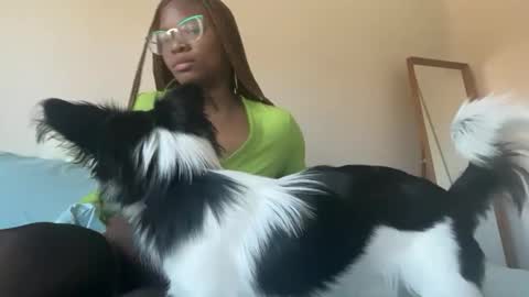 Serenity Bee   online show from 11/18/25, 03:49