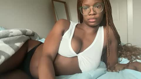 Serenity Bee   online show from 11/19/25, 04:40