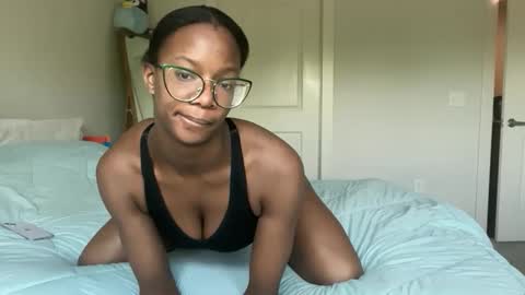 Serenity Bee   online show from 04/04/26, 02:25