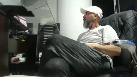 Snapshot of serioyhetero19 chatting on 11/28/25, 12:02 hetero serio discreto online show from 11/28/25, 12:02