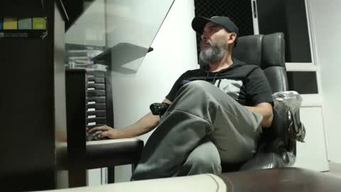 hetero serio discreto online show from 04/14/26, 11:55