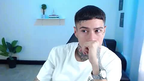 Snapshot of setthomas chatting on 10/17/25, 03:03 Thomas online show from 10/17/25, 03:03