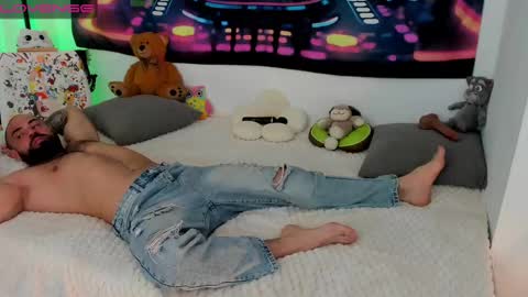 Snapshot of sex_pride chatting on 02/19/25, 12:44 Leyila Johnnyn online show from 02/19/25, 12:44