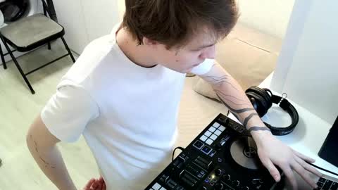 Jennis and OliverPvt is open online show from 04/28/26, 07:24