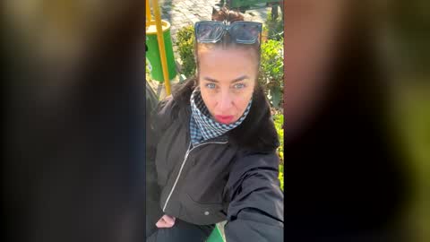 Snapshot of sextilyon chatting on 12/19/25, 10:11 sextilyon online show from 12/19/25, 10:11