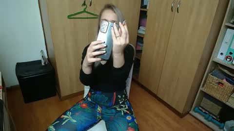 Snapshot of sexxxycrystali chatting on 10/29/25, 08:16 sexxxycrystali online show from 10/29/25, 08:16