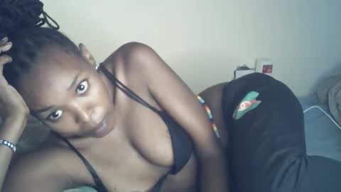 sexxy_curvy23 online show from 04/17/26, 06:05