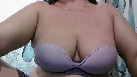 Snapshot of sexxyicee69 chatting on 01/14/25, 08:52 misslovely j online show from 01/14/25, 08:52