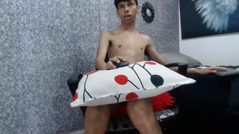 Snapshot of sexy_boysx18 chatting on 10/21/25, 04:35 Sicaru online show from 10/21/25, 04:35
