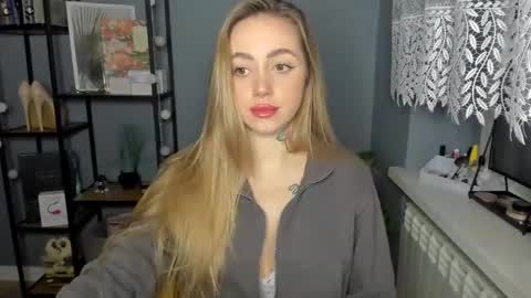 Snapshot of sexy_coralie chatting on 12/12/24, 07:41 C o r a l i e online show from 12/12/24, 07:41