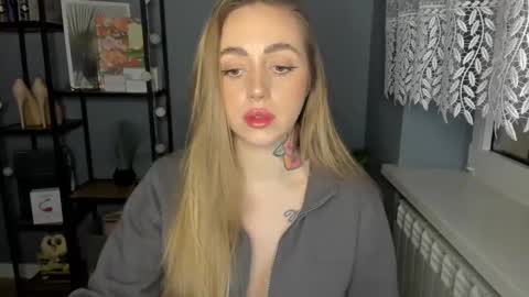 Snapshot of sexy_coralie chatting on 12/19/24, 03:08 C o r a l i e online show from 12/19/24, 03:08