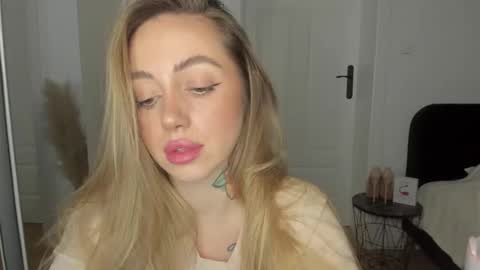 Snapshot of sexy_coralie chatting on 02/06/25, 06:35 C o r a l i e online show from 02/06/25, 06:35