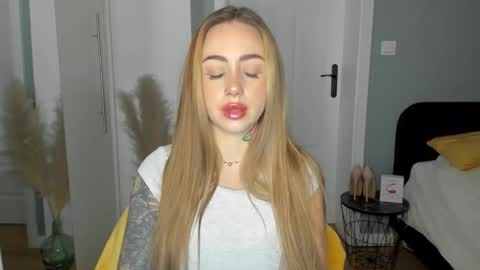 C o r a l i e online show from 04/02/26, 07:06