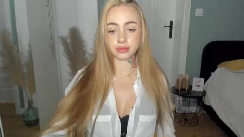 C o r a l i e online show from 04/15/26, 07:37