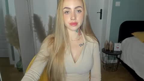 C o r a l i e online show from 05/14/26, 06:42