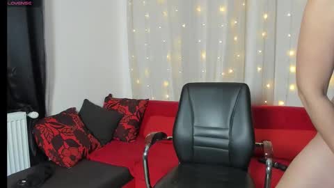 Snapshot of sexy_emeli chatting on 10/31/25, 11:06 MY ONLYFANS page is back - online show from 10/31/25, 11:06