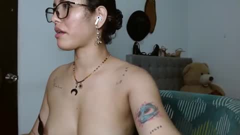 Snapshot of sexy_lia_latina chatting on 06/19/26, 05:01 Celeste online show from 06/19/26, 05:01