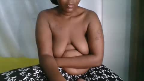 Snapshot of sexy_milk_slut chatting on 09/10/25, 12:10 milky online show from 09/10/25, 12:10