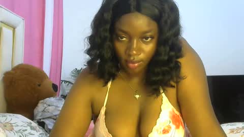 Snapshot of sexy_siera chatting on 10/16/25, 06:03 laura online show from 10/16/25, 06:03
