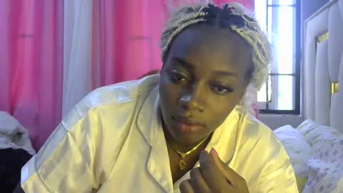 Snapshot of sexy_siera chatting on 12/16/25, 09:58 laura online show from 12/16/25, 09:58