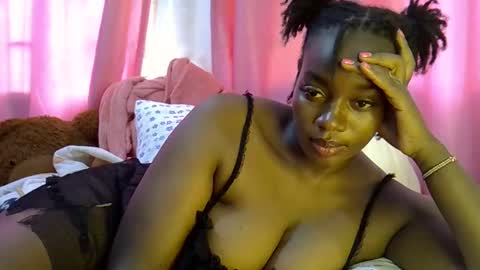 Snapshot of sexy_siera chatting on 04/24/26, 11:34 laura online show from 04/24/26, 11:34