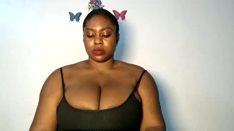 Snapshot of sexy_wetpussyy chatting on 12/14/25, 01:33 Luna online show from 12/14/25, 01:33