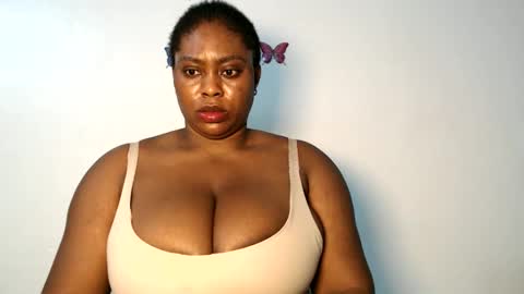 Snapshot of sexy_wetpussyy chatting on 12/19/25, 10:39 Luna online show from 12/19/25, 10:39