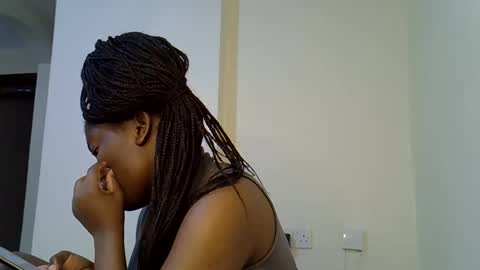 Snapshot of sexy_yello chatting on 10/15/25, 08:31 Bantu girl online show from 10/15/25, 08:31