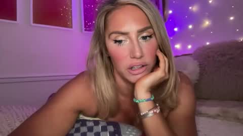Snapshot of sexygoodvibebabe69 chatting on 05/25/26, 01:06 Ashley Love online show from 05/25/26, 01:06