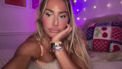 Snapshot of sexygoodvibebabe69 chatting on 06/10/26, 11:09 Ashley Love online show from 06/10/26, 11:09