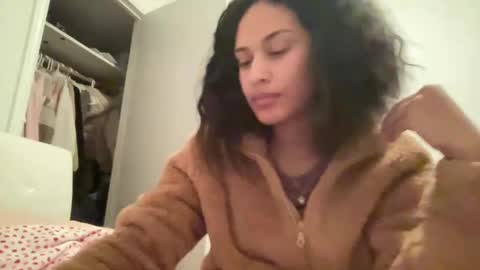 Snapshot of sexyjenny999 chatting on 12/16/24, 01:10 Jenny online show from 12/16/24, 01:10