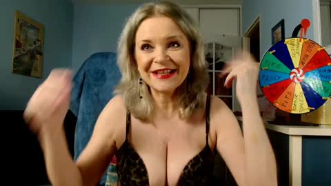 Snapshot of sexyjennyeu chatting on 12/07/24, 09:00 Jenny online show from 12/07/24, 09:00