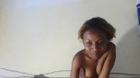 Snapshot of sexylittlebitch261 chatting on 05/05/26, 07:49 Elania online show from 05/05/26, 07:49
