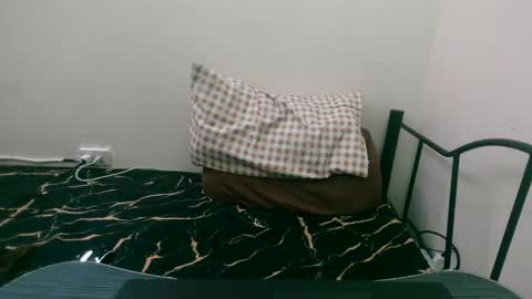 Snapshot of sexylove212002 chatting on 01/02/25, 04:41 Lily online show from 01/02/25, 04:41