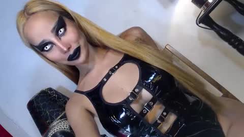 Queen Sofia online show from 03/12/25, 01:47