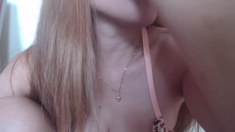 Snapshot of sexymye chatting on 02/11/25, 04:44 sexymye online show from 02/11/25, 04:44