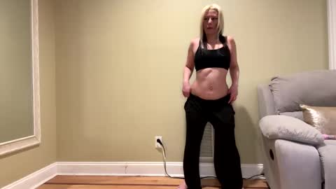 Snapshot of sexypiglet2728 chatting on 12/24/24, 03:27 Sexypiglet2728 online show from 12/24/24, 03:27