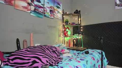 Snapshot of shadia_squirt chatting on 10/27/25, 04:49 shadia online show from 10/27/25, 04:49