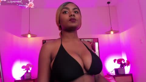 Snapshot of shalom_brown chatting on 06/24/26, 04:22 shalom_brown online show from 06/24/26, 04:22