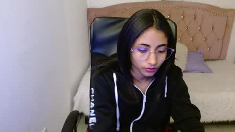Snapshot of shaneelle chatting on 01/31/25, 09:16 shanelle online show from 01/31/25, 09:16