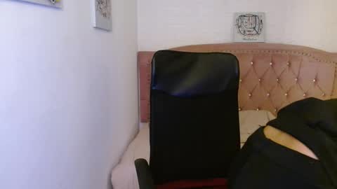 Snapshot of shaneelle chatting on 02/14/25, 03:00 shanelle online show from 02/14/25, 03:00