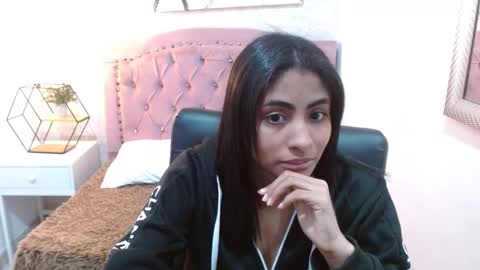 Snapshot of shaneelle chatting on 10/18/25, 03:13 shanelle online show from 10/18/25, 03:13