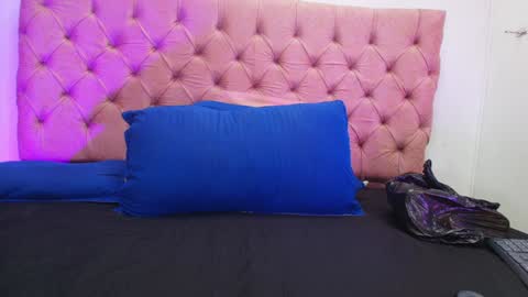 Snapshot of sharlott_kiss chatting on 01/11/25, 01:22 Sharlott online show from 01/11/25, 01:22