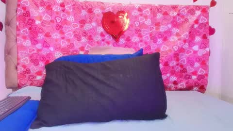 Snapshot of sharlott_kiss chatting on 02/15/25, 12:01 Sharlott online show from 02/15/25, 12:01